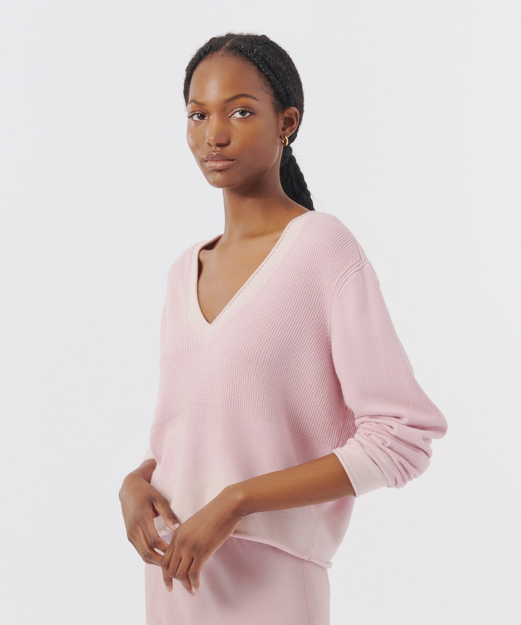 https://atmcollection.com/cdn/shop/files/pink-lilac-cotton-cashmere-oversized-v-neck-sweater-editorial-view.jpg?v=1690825100&width=1667